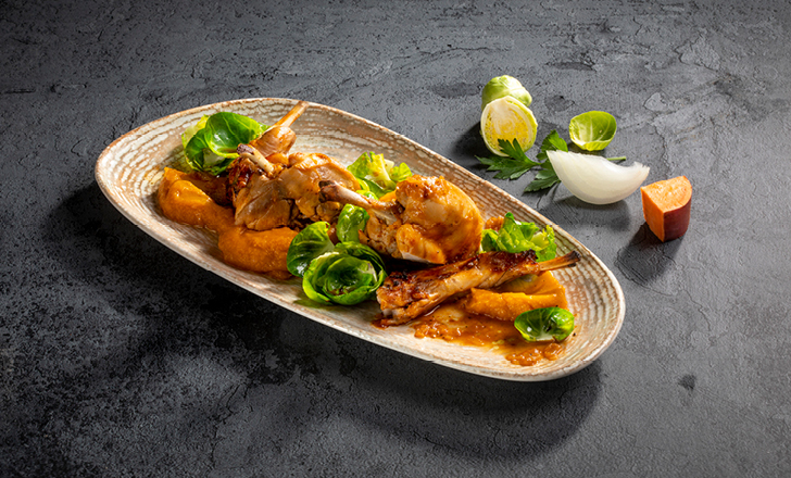 Pretepeni kunić s pireom batata i sotiranim listovima prokulice 