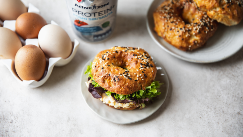 Proteinski bagel sa salatom od jaja