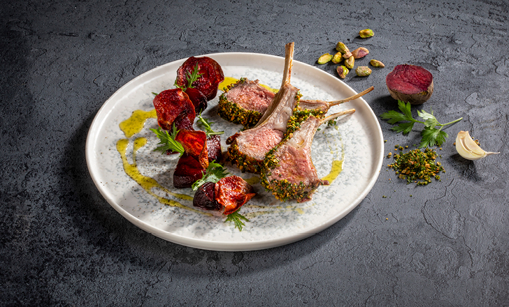 Janjeći french rach s krostom od pistacije, pečena cikla i čips od cikle