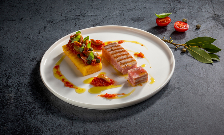 Tuna steak sa šalšom od rajčica, kapara i maslina, grilana palenta