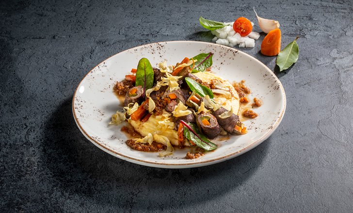 Juneća rolada punjena mrkvom i kiselim krastavcima, kremasta palenta i čips od češnjaka