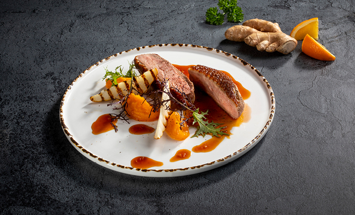 Pačja prsa sa umakom naranče i đumbira, krema od buče i grilana kruška