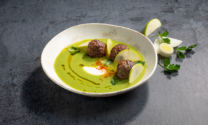 Juha od poriluka i krumpira sa Granny Smith jabukom i prženim mesnim okruglicama